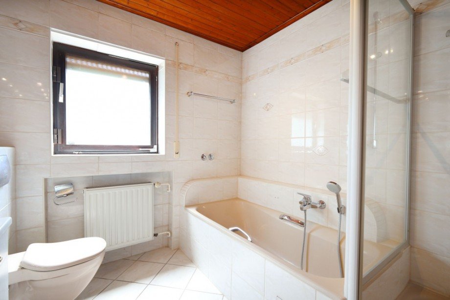 BADEZIMMER Bungalow Seeheim-Jugenheim