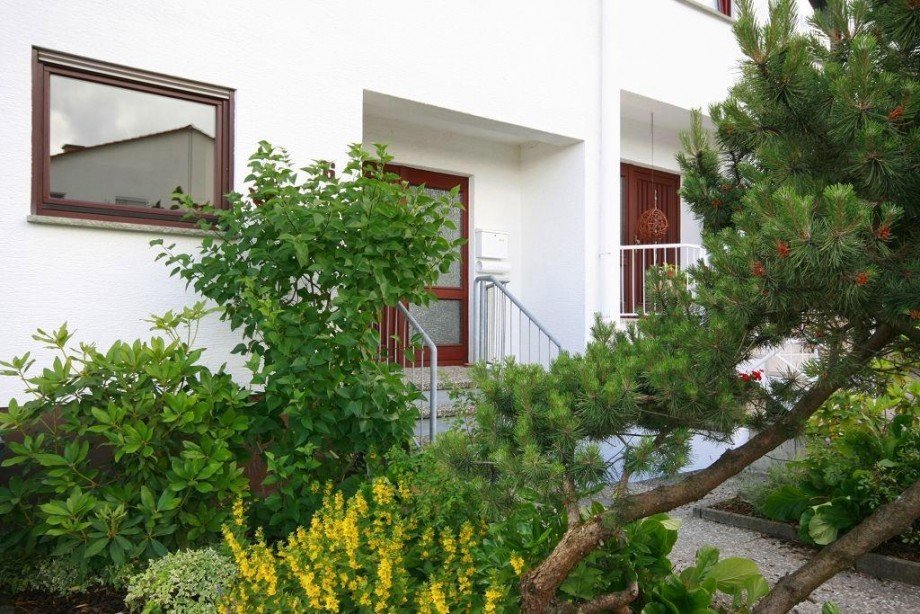 BLICK ZUM EINGANG Doppelhaush�lfte Ro�dorf b Darmstadt