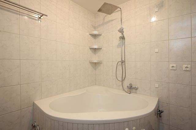 BADEZIMMER Etagenwohnung Seeheim-Jugenheim