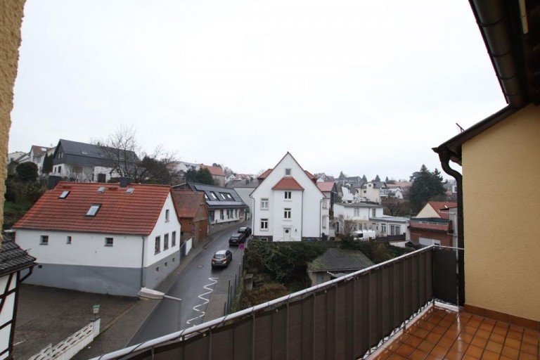 AUSBLICK VOM BALKON Ober-Ramstadt Etagenwohnung Zentral in Ober-Ramstadt...