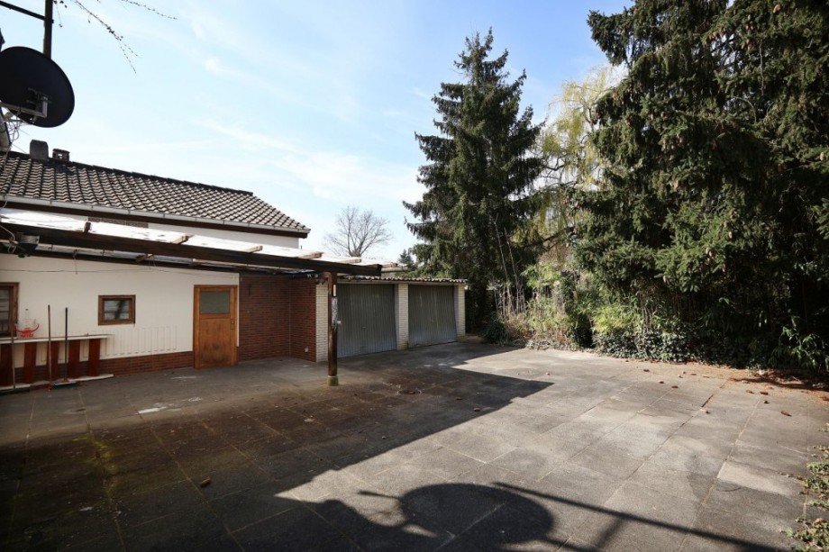 BLICK ZU GARAGEN UND GARTEN Einfamilienhaus Darmstadt