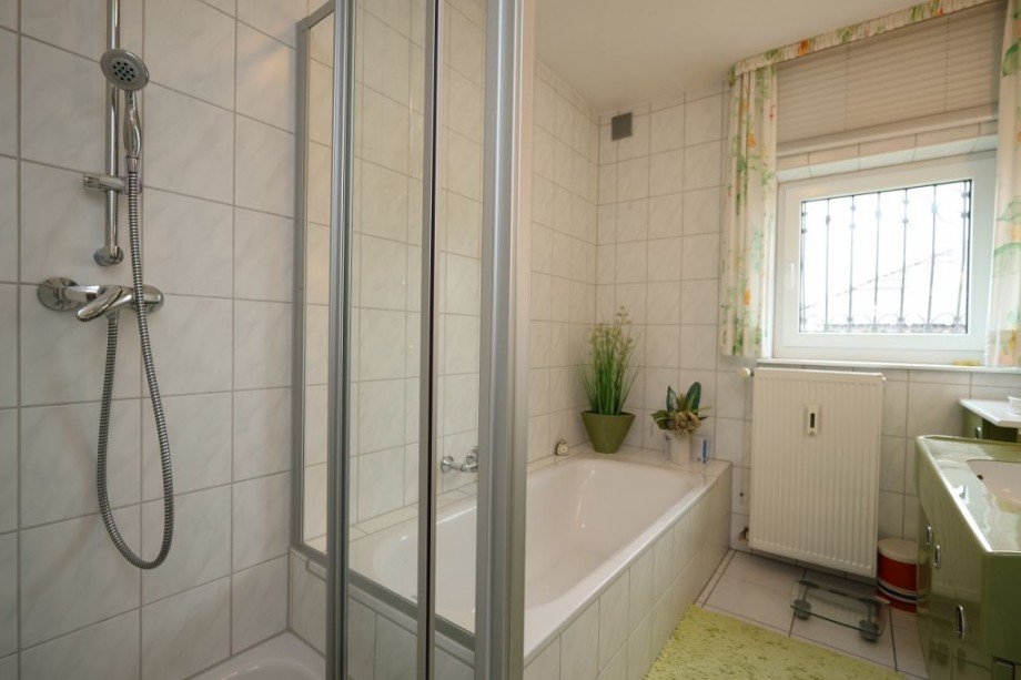 BADEZIMMER EG Zweifamilienhaus Modautal