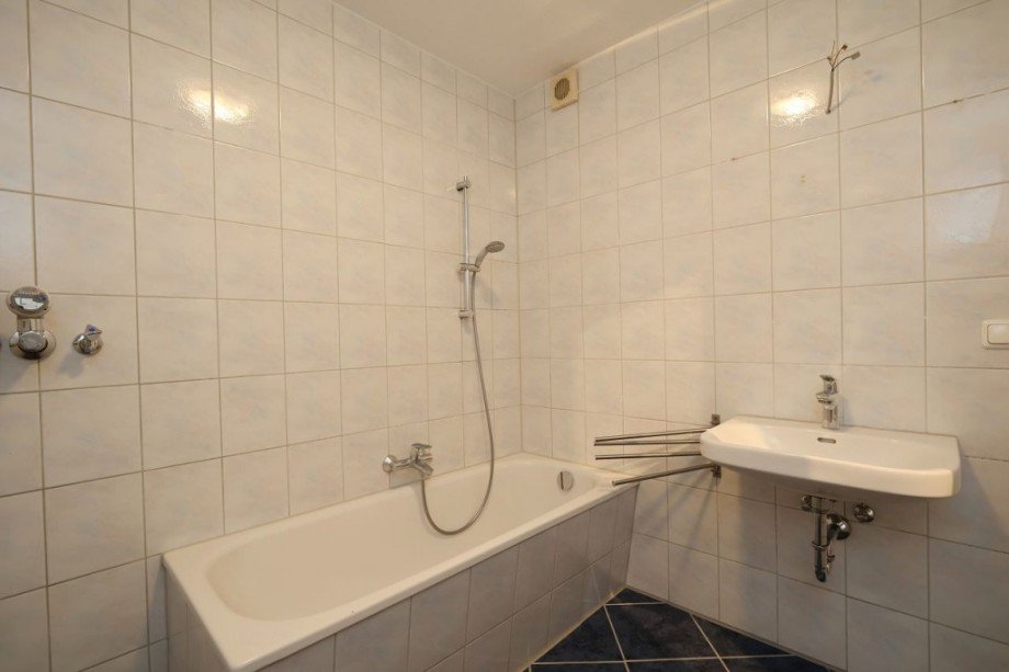 BADEZIMMER Etagenwohnung Seeheim-Jugenheim