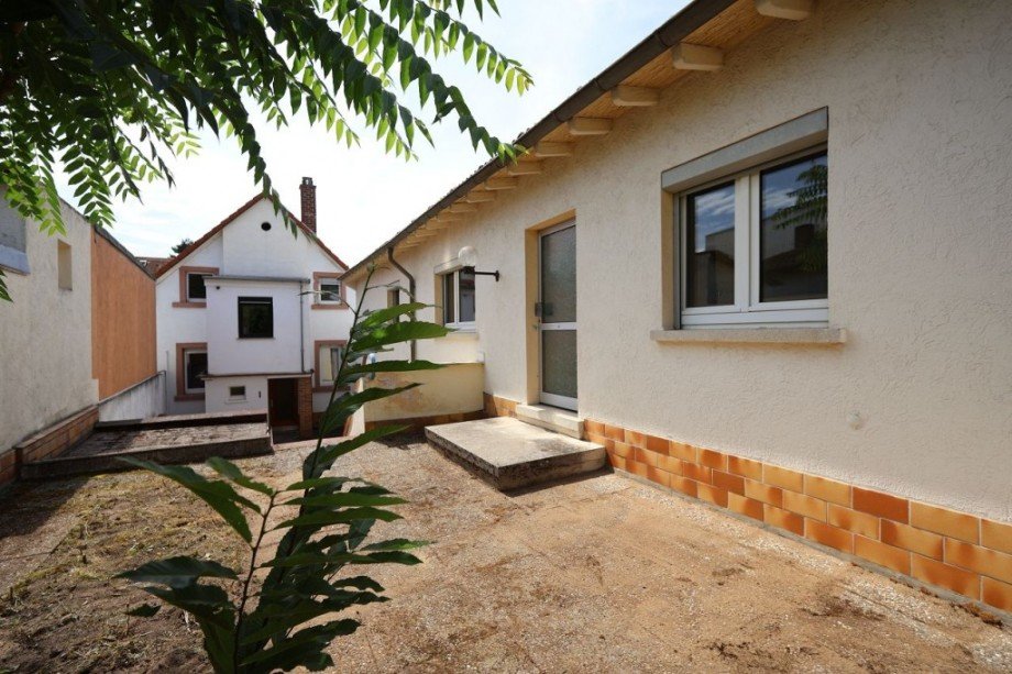 HAUS UND SEITENGEB�UDE Einfamilienhaus Darmstadt